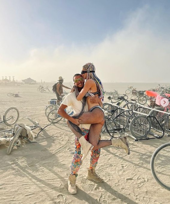 seyma subasi ve mohammed alsaloussi den burning man pozlari